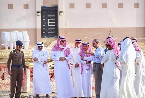 محافظ عنيزة المكلف يوجّه برفع تقارير عاجلة عن الخزان المنهار