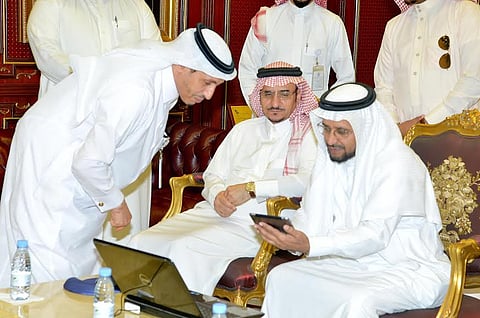 مدير جامعة جازان المكلف يدشن موقع معهد البحوث على الإنترنت