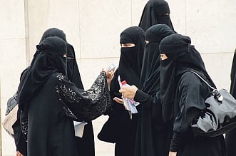 معلمون ومعلمات يترقبون إعلان "التعليم" حركة النقل الخارجي خلال أيام