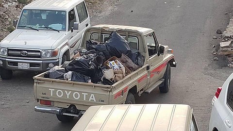 شاهد.. أهالي الداير ينقلون النفايات بسياراتهم الخاصة