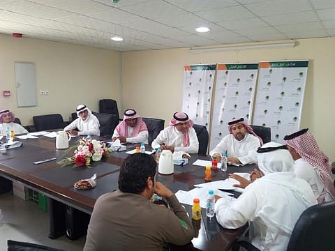 "عمل ينبع" يناقش خطة تنفيذ قرار بيع وصيانة أجهزة الجوال للسعوديين