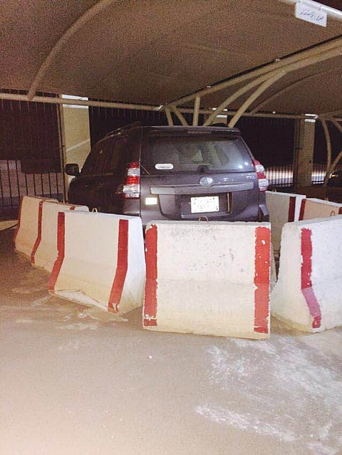 رئيس بلدية بشمال بيشة يحتجز مركبة رسمية بصبات خرسانية