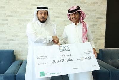 "كفاءة" تُسَلّم شابين 15 ألف ريال فازا في مسابقة "لتبقى"