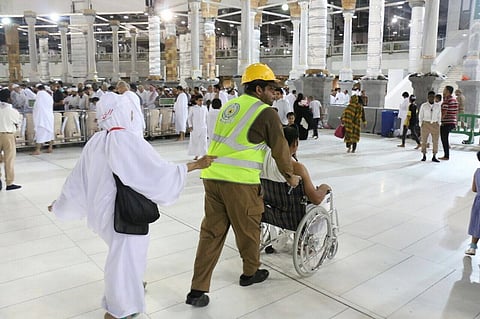 "مدني المسجد الحرام" ينقذ 120 معتمراً في أول جمعة برمضان