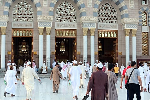 شاهد.. 500 ألف يصلون جمعة رمضان الأولى بالمسجد النبوي
