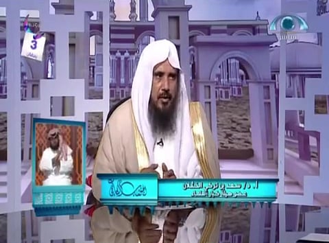 فيديو .."الخثلان" للنساء: صلاة المغرب مقدمة على الأكل والسفرة!