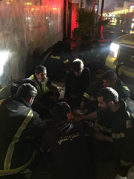 في الثانية فجراً.. رجال إطفاء  بتبوك يتناولون إفطارهم بعد حريق الـ 8 ساعات
