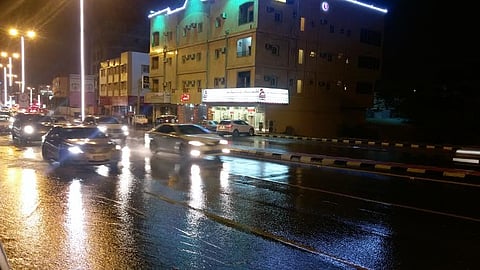 بالصور.. أمطار على أبها تغسل آثار الغبار