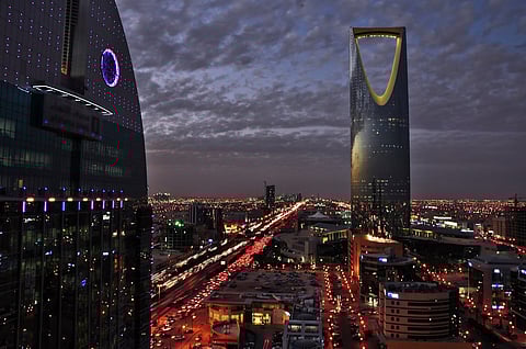 اختفاء مواطنة من أمام منزلها بالرياض.. واتهامات لسماسرة خادمات باختطافها