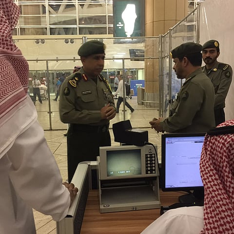 بالصور.. مدير عام الجوازات يتفقد مشروع تطوير صالة السفر الأجنبية بمطار الرياض