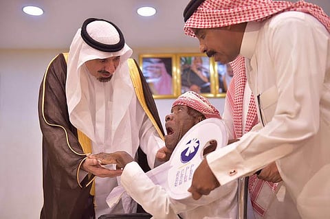 بعد ثبوت عدم صلاحية بيته للسكن.. أمير نجران يسلّم مواطناً منزلاً جديداً