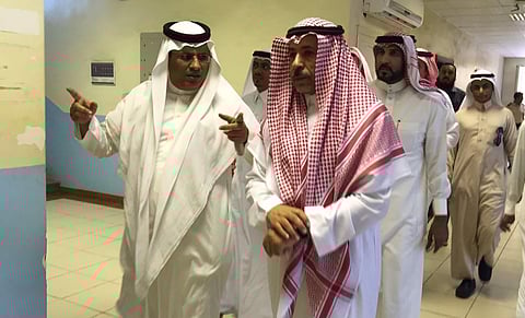 مدير جامعة جازان يعد بإصلاح سقف كلية إدارة الأعمال