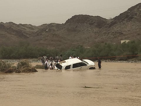 مشاهد مأساوية من غرق أم وابنتها بوادي قنونا الذي يحتاج إلـى ٤ كبارٍ