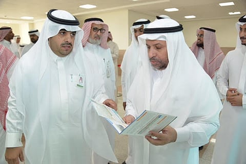 مدير جامعة المؤسس يتفقّد مركز استفسارات القبول ومبنى الإنجليزية