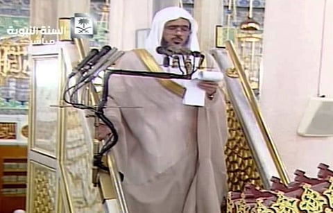 إمام المسجد النبوي يحذر من الافتخار بالنسب والعجب بالنفس
