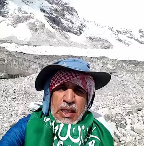شاهد.. سبعيني سعودي يصعد قمة إيفرست وشعاره: مت ماشي