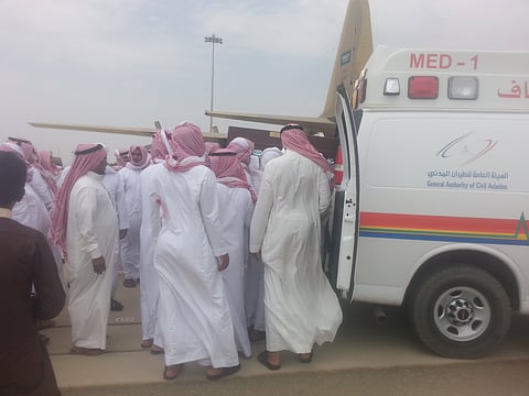 بالصور ..وصول جثمان الشهيد "الجهني" لمطار ينبع والصلاة عليه عصراً