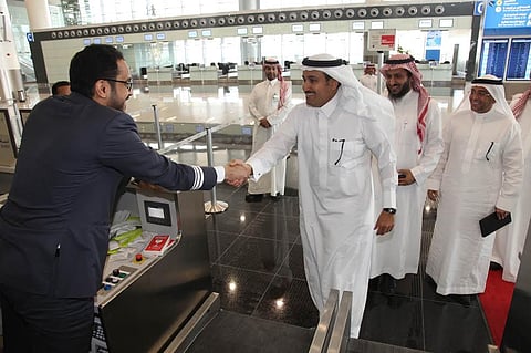 "الجاسر" يتفقد سير العمليات التشغيلية بإحدى صالات مطار الرياض