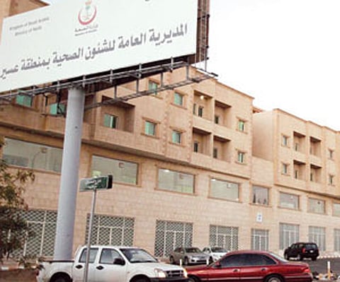 "صحة عسير" تعتذر عن فيديو تكدس المراجعين والمرضى بالعيادات الخارجية