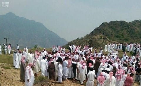 الجموع تؤدي صلاة الميت على الشهيد "آل سعد"