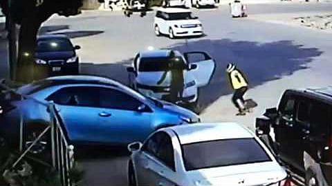 بالفيديو.. فشل محاولة سرقة بالأسلحة البيضاء في الرياض.. والقبض على أحد الجناة