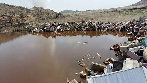 شاهد.. مستنقعات مائية ملوثة محيطة بـ"سوق المسترجعات" تُهدد بنشر الوبائيات بالطائف