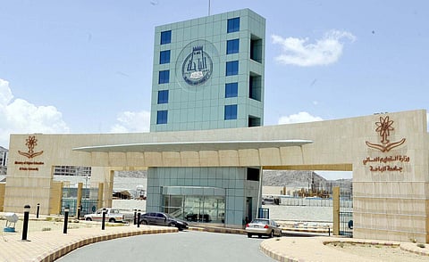 جامعة الباحة ترفض تنفيذ أمر قضائي وتُهدد طلاب الماجستير بغلق القيد