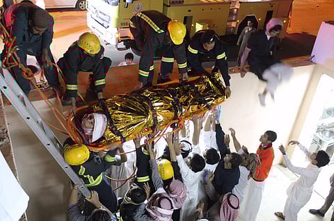 سقوط شخص من أعلى منزله بحوية الطائف