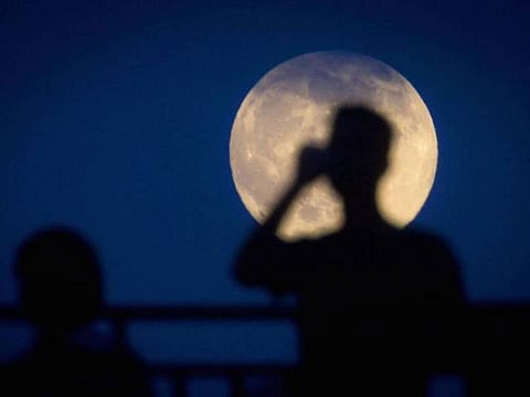 العالم يترقب "القمر العملاق" الأكبر في 7 عقود .. مساء غد