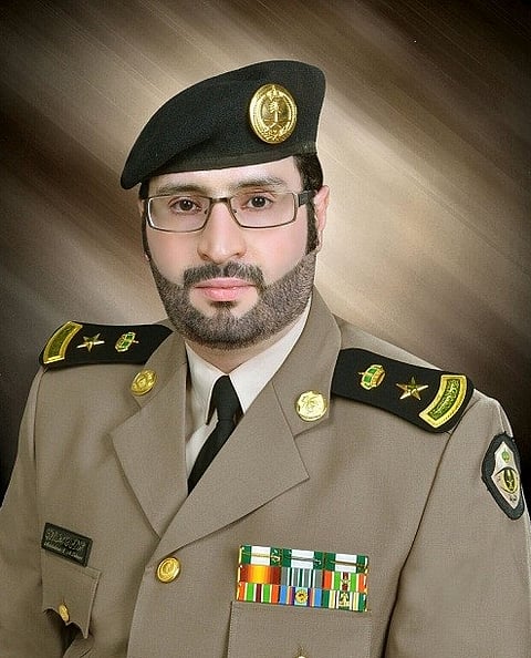 اﻹطاحة بشخصين سلبا وافداً في جازان