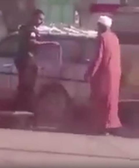 "سبق" تكشف تفاصيل فيديو رجل الأمن مسعف المُسن بعسير