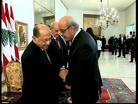 بالفيديو.. الحريرى يرفض مصافحة سفير سوريا