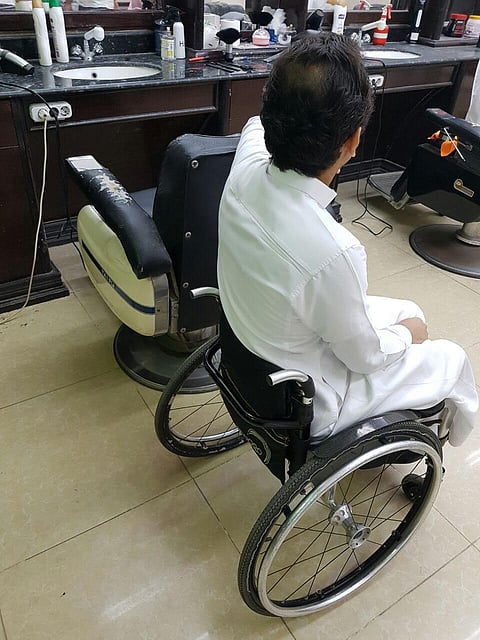 بلدية جازان تغلق صالوناً رفض الحلاقة لشاب من ذوي الاحتياجات الخاصة