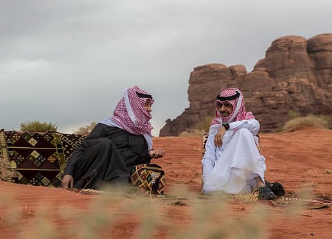 شاهد.. الأجواء الماطرة بتبوك ترسم لوحة جمالية للأهالي للاستمتاع