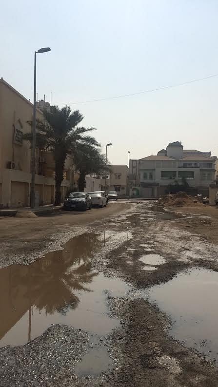 بالفيديو والصور.. مياه الصرف تحاصر مسجداً ومدرستين وتهشم طريقاً بـ"أبرق الرغامة" في جدة