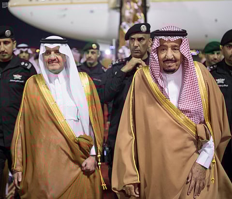 خادم الحرمين يصل إلى المنطقة الشرقية قادماً من الرياض