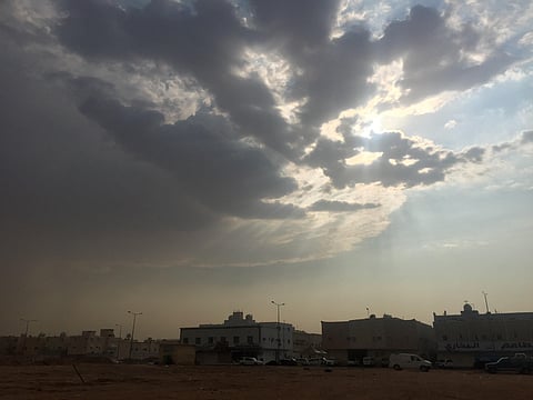 العاصمة تبدأ يومها بأمطار خفيفة وتحذيرات الدفاع المدني حاضرة