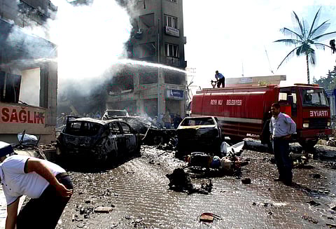 مقتل شخصين في انفجار سيارة أمام مقر محافظة أضنة التركية