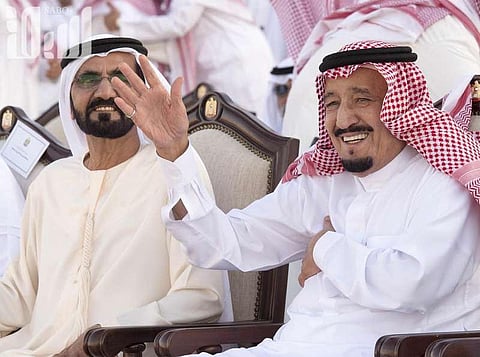 ابن عون: "والعب بكفك اللي ما يبي له سيوف.. وش تبي بالهنادي وانت يمناك سيف"