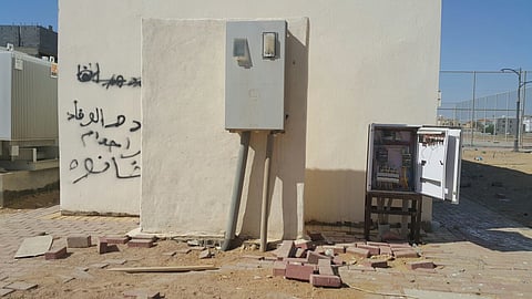 شاهد.. مرفق حكومي بينبع يتحوَّل إلى وكر للجريمة والمتخلفين!