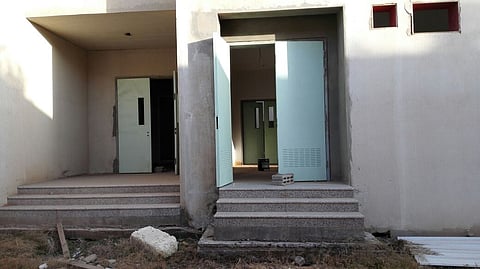 صرح تعليمي مهمل بالرياض.. مأوى لمراهقين لطخوا جدرانه بعبارات خادشة!