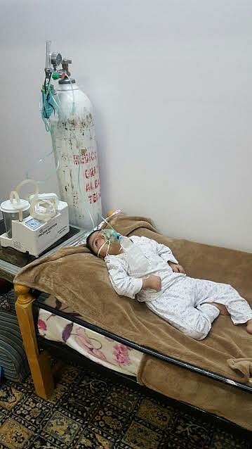 طفل بتيماء يعيش على التنفس الصناعي ووالده يناشد سرعة إنقاذ حياته