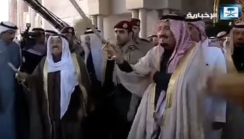 شاهد.. الملك "سلمان" يشارك في "العرضة" بالكويت