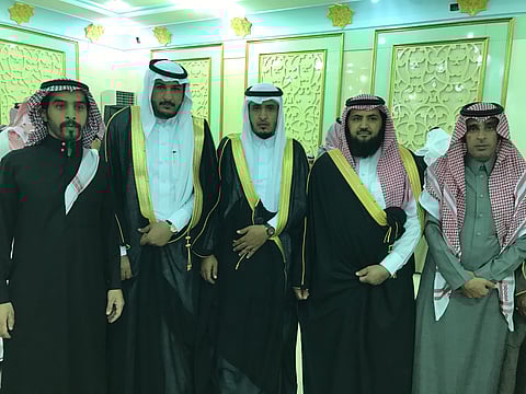آل العازمي يحتفلون بزفاف ابنَيْهم