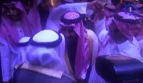 مغردون يشيدون بنباهة الحارس الشخصي للملك بعد تصرف "الحبيب"