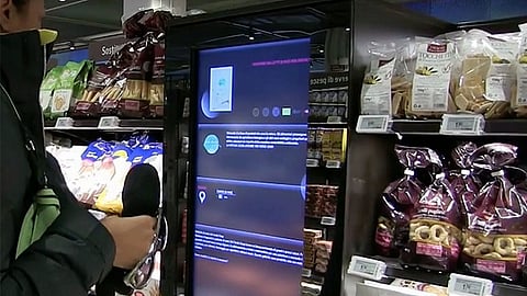 بالفيديو.. مشترياتك على شاشات كمبيوتر عملاقة في سوبر ماركت بإيطاليا