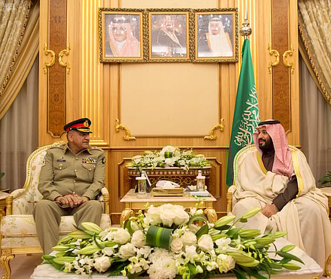 ولي ولي العهد يبحث سبل التعاون العسكري مع قائد الجيش الباكستاني