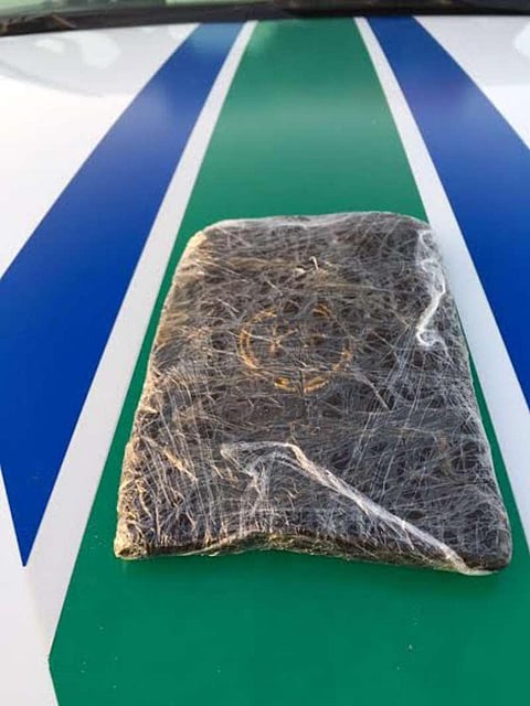 الحس الأمني يطيح بمواطن ويمني حاولا تهريب كيلو حشيش في "وادي الدواسر"