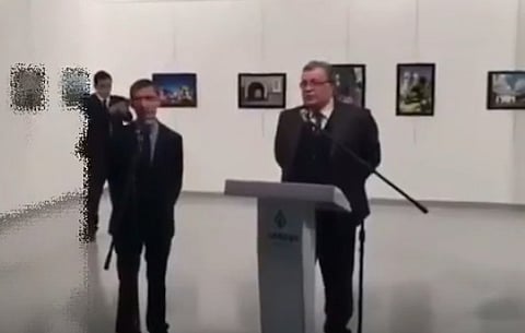 شاهد بالفيديو .. تحركات قاتل السفير الروسي قبل وقوع الحادثة