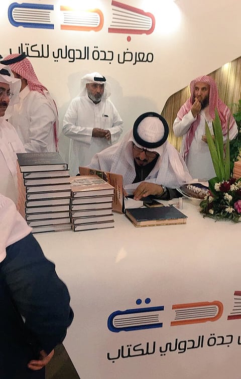شاهد.. معرض جدة للكتاب في يومه الخامس.. إقبال كبير وشكوى من نار الأسعار و100 شاشة لخدمة الزوار